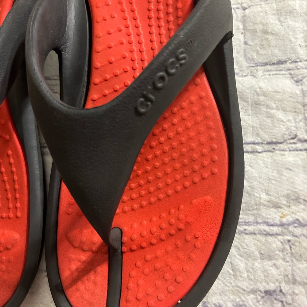 CROCS SWIFTWATER WAVE DARK GREY & RED ORANGE ICONIC TOE POST DESIGN MEN’S 11 - Picture 5 of 9